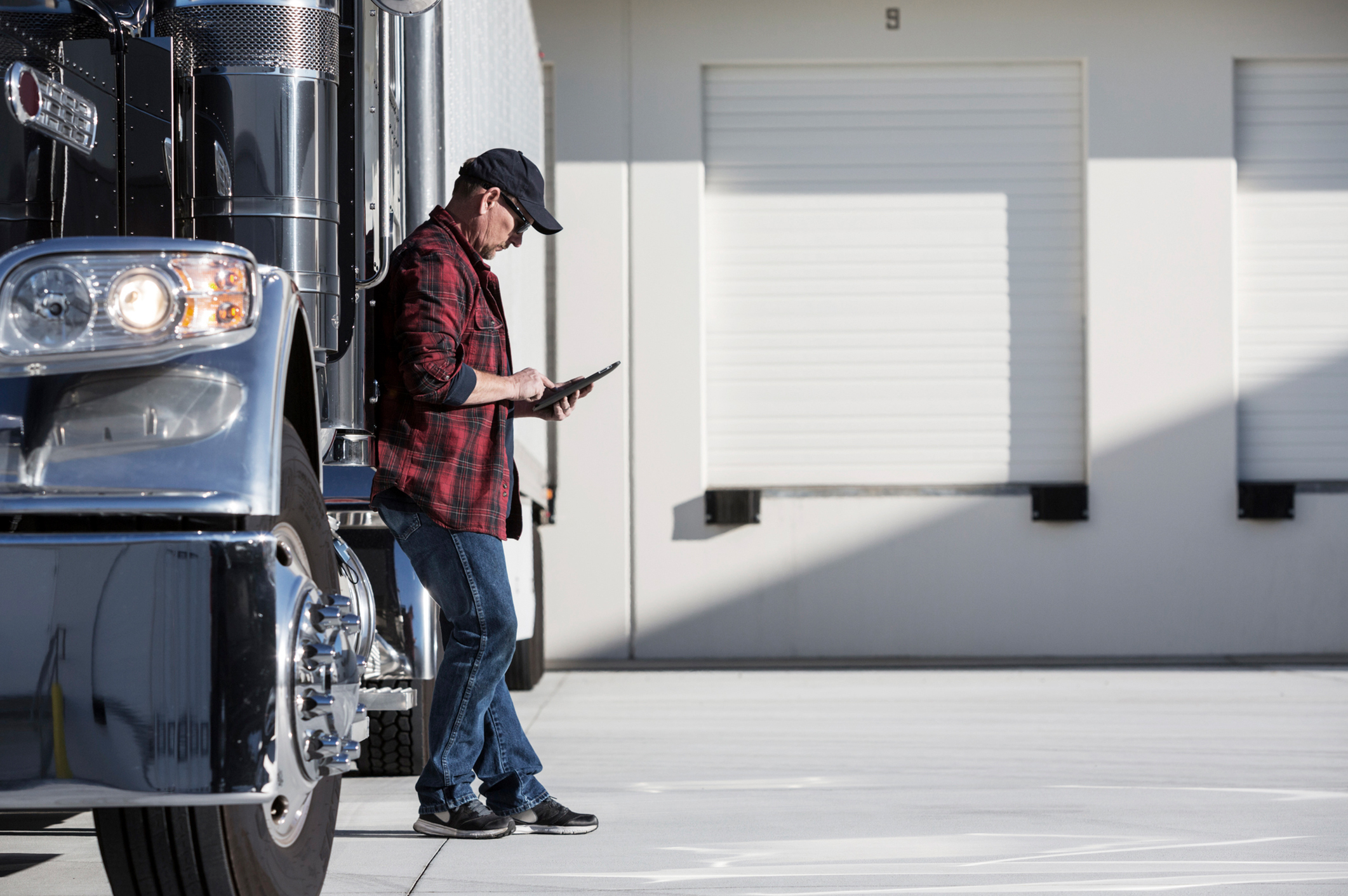 Truck driver using tablet (1)
