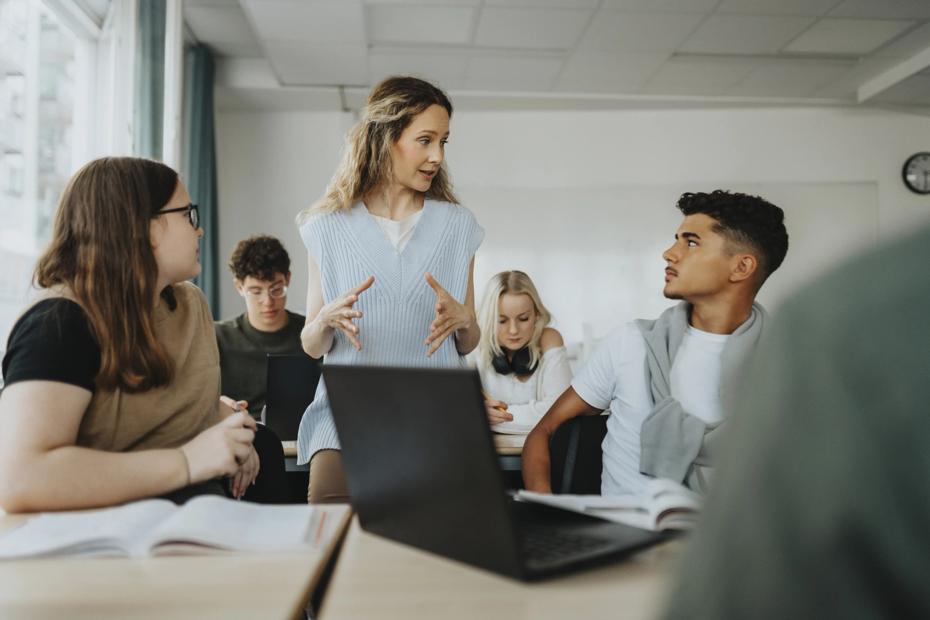 teacher-with-students-laptop