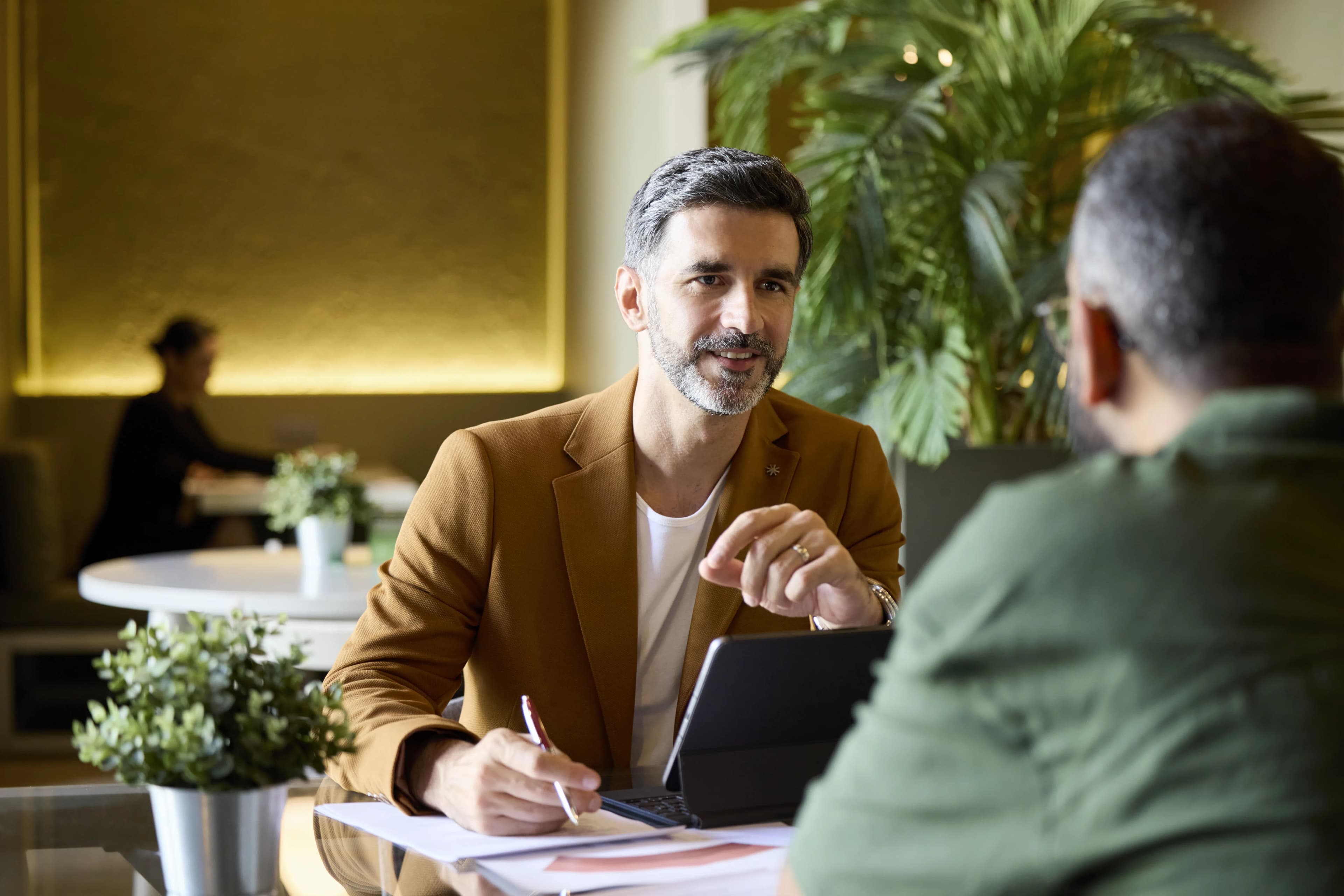 advisor-meeting-client-cafe
