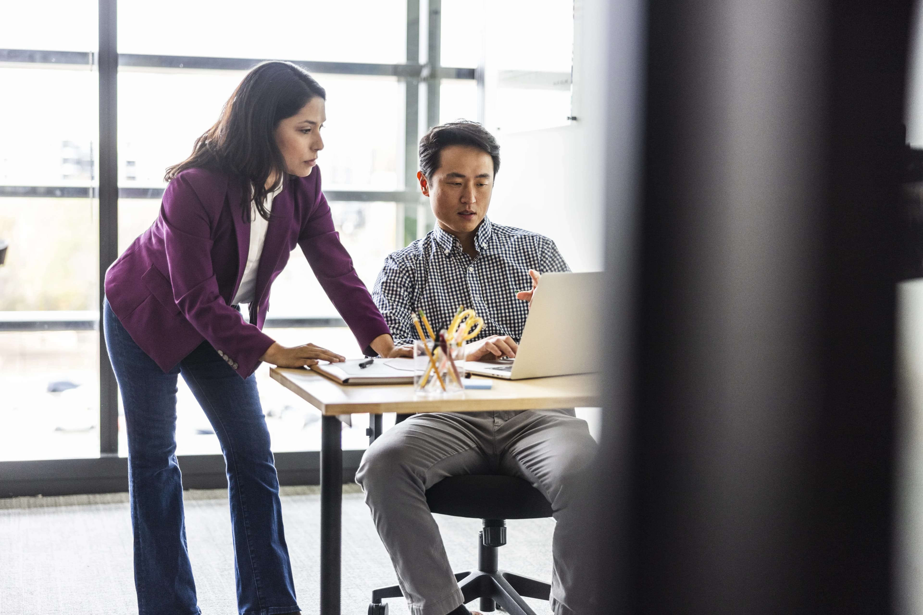 manager-coaching-at-desk
