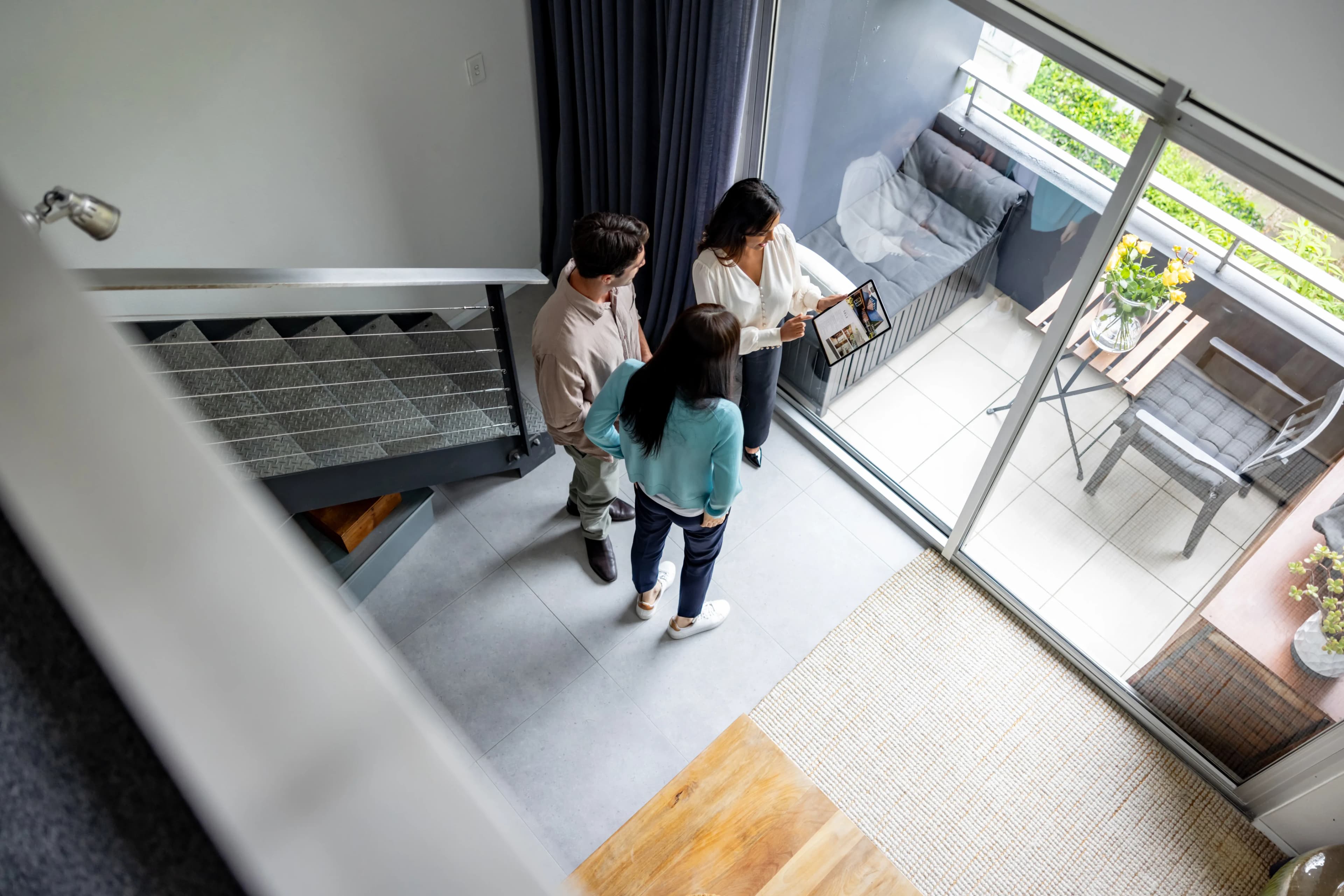 realtor-showing-family-apartment