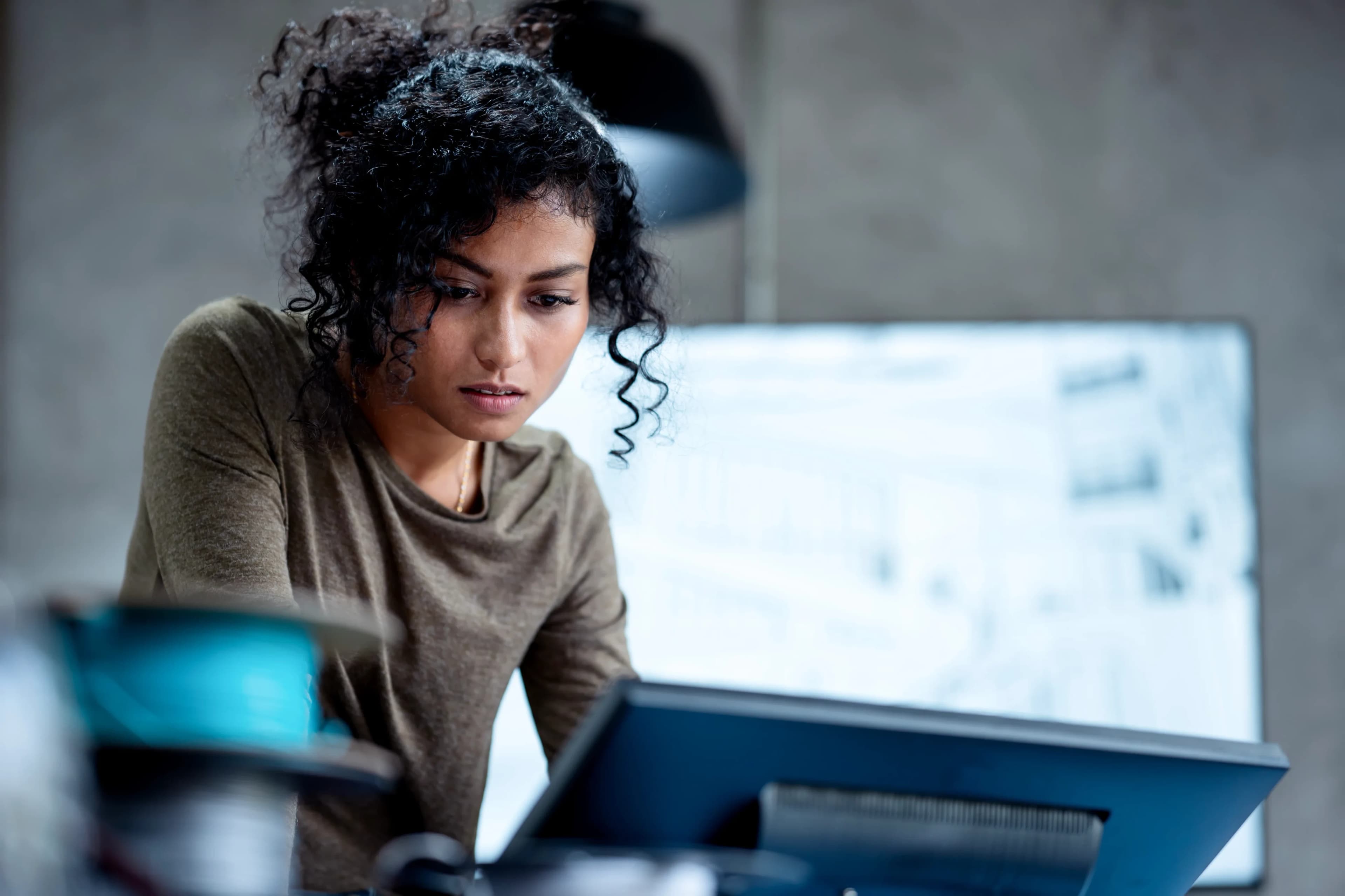 focused-woman-at-monitor
