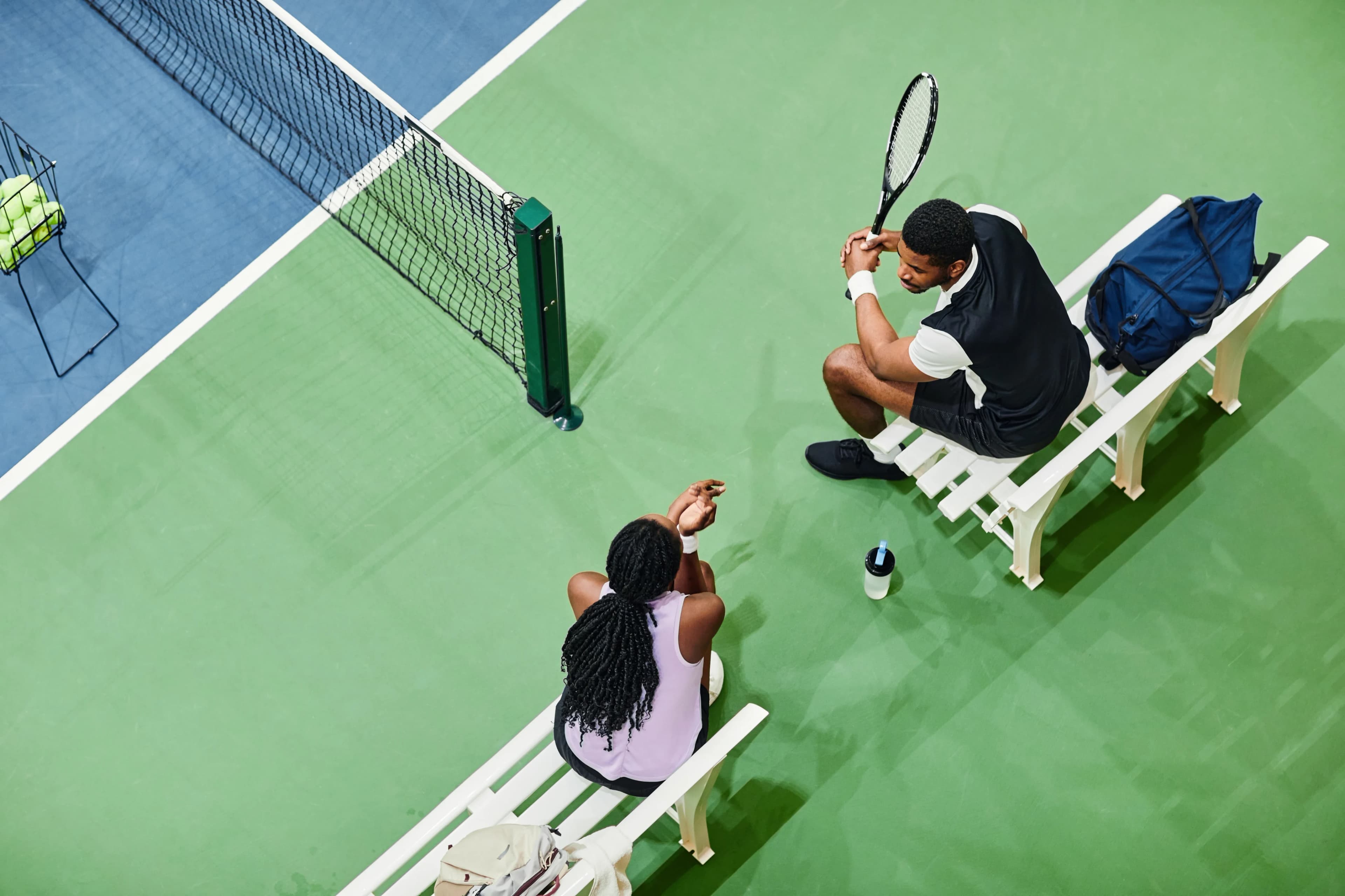 tennis-players-courtside-break