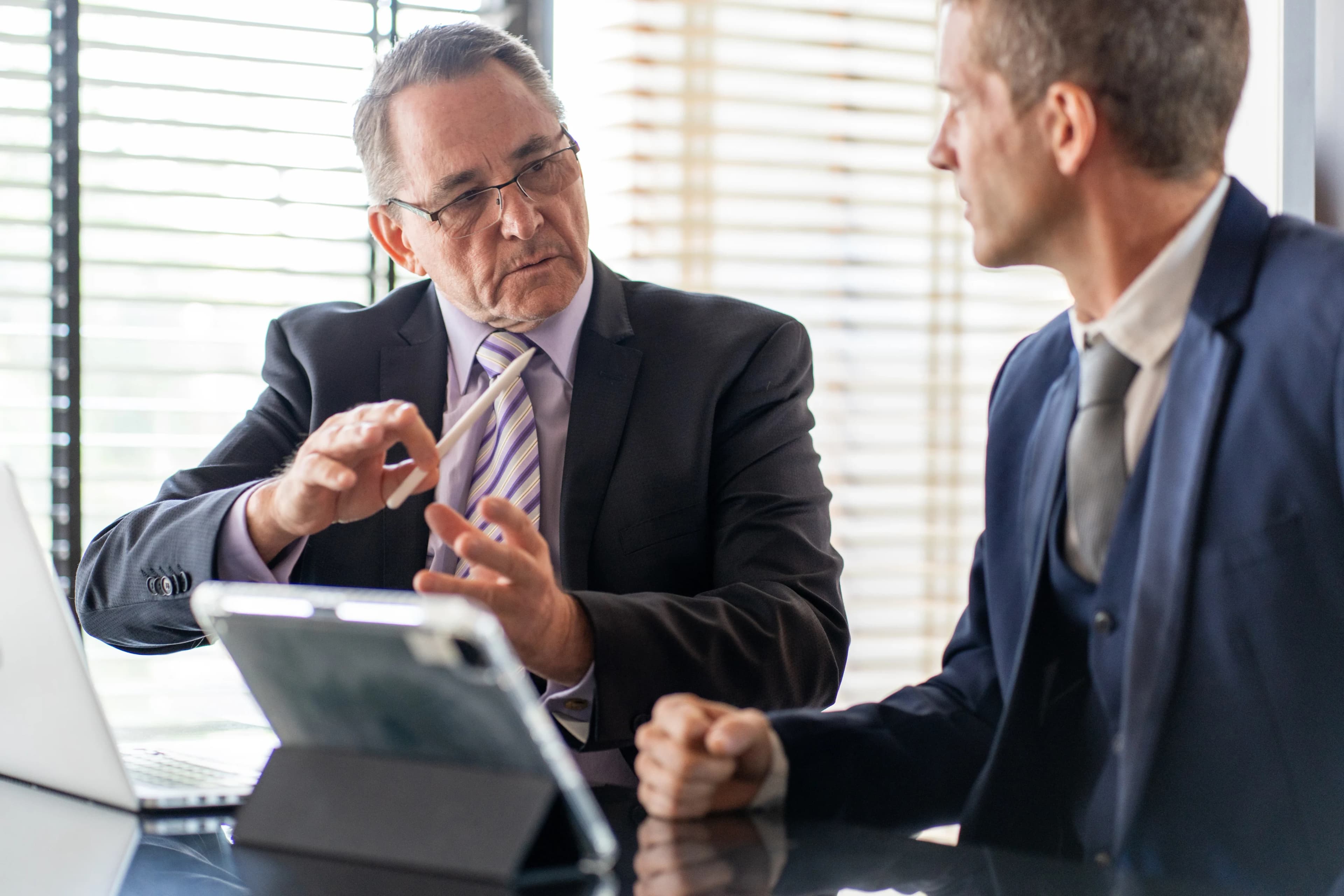 advisors-discussing-over-tablet